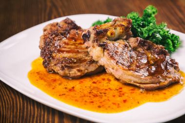 Masanın üzerine sığır eti biftek kızartma