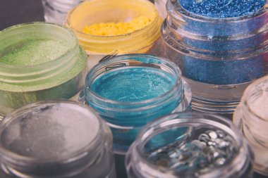 Çok renkli makyaj glitter