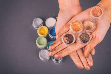 Çok renkli makyaj glitter