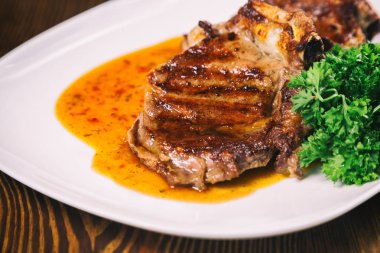 Masanın üzerine sığır eti biftek kızartma