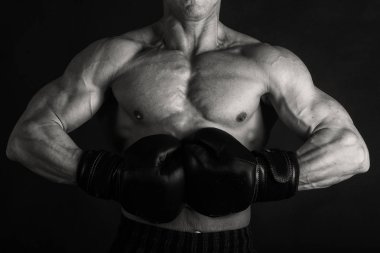 Karanlık bir arka plan üzerinde vücut geliştirmeci.