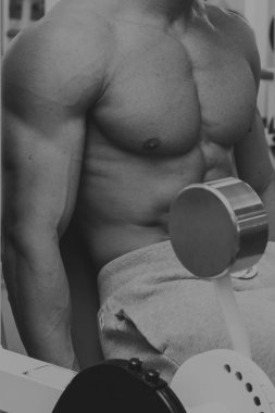 Spor salonunda vücut geliştirme