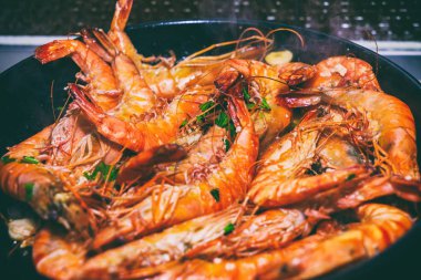 Büyük kaplan karides yemek,