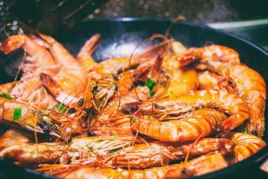Büyük kaplan karides yemek,