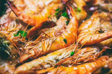 Büyük kaplan karides yemek,