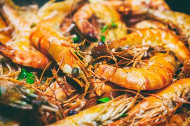 Büyük kaplan karides yemek,