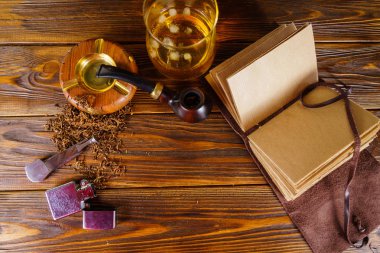 Arka plan yasaktır boru ahşap arka plan üzerinde.