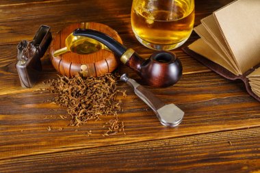 Arka plan yasaktır boru ahşap arka plan üzerinde.