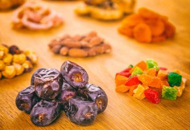 Ahşap arka planda fındık ve kurutulmuş meyve