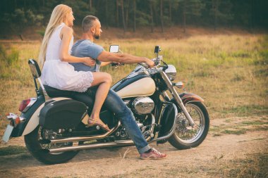 Bir motosiklet alanında genç Çift
