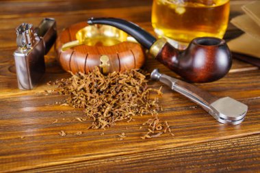 Arka plan yasaktır boru ahşap arka plan üzerinde.