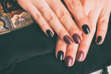 Güzel kadın manikür Spa'da.