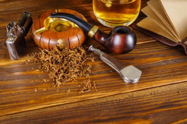 Arka plan yasaktır boru ahşap arka plan üzerinde.