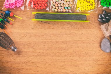 Ahşap arka plan üzerinde balıkçılık için donatım.