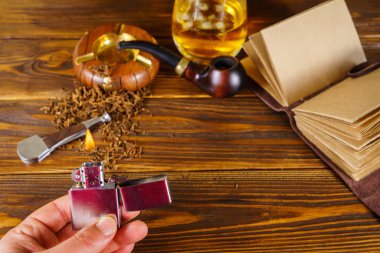 Arka plan yasaktır boru ahşap arka plan üzerinde.