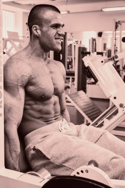 Pazı bir halter egzersiz olan bir adam