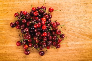 Tahta bir arka planda kiraz