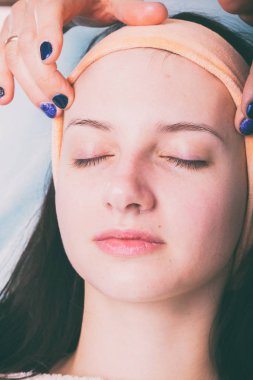 Kozmetik enjeksiyon spa salonda. Güzellik uzmanı hastanın yüz içine enjeksiyon yapar.