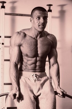 Pazı bir halter egzersiz olan bir adam