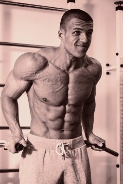 Pazı bir halter egzersiz olan bir adam