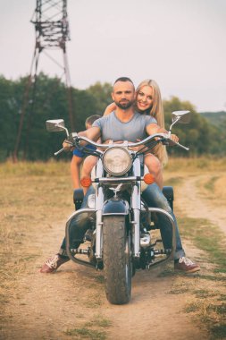 Bir motosiklet alanında genç Çift