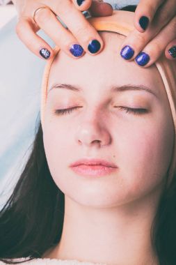 Kozmetik enjeksiyon spa salonda. Güzellik uzmanı hastanın yüz içine enjeksiyon yapar.