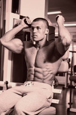 Pazı bir halter egzersiz olan bir adam