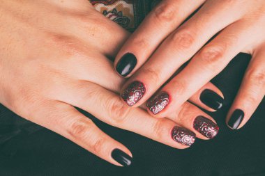 Güzel kadın manikür Spa'da.