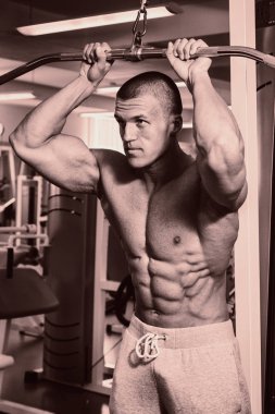 Pazı bir halter egzersiz olan bir adam