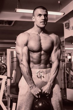 Pazı bir halter egzersiz olan bir adam