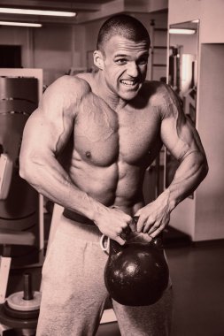 Pazı bir halter egzersiz olan bir adam