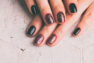 Güzel kadın manikür Spa'da.