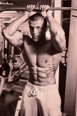 Pazı bir halter egzersiz olan bir adam