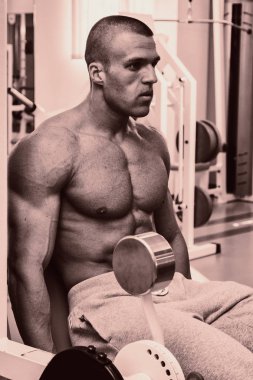 Pazı bir halter egzersiz olan bir adam