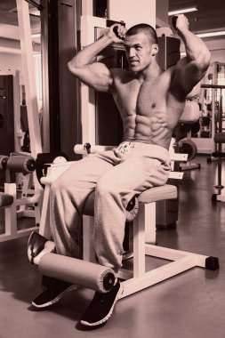 Pazı bir halter egzersiz olan bir adam