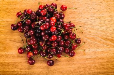 Tahta bir arka planda kiraz