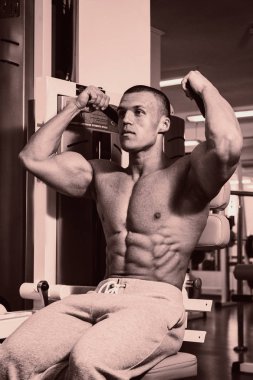 Pazı bir halter egzersiz olan bir adam
