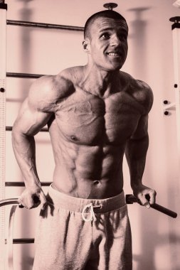 Pazı bir halter egzersiz olan bir adam