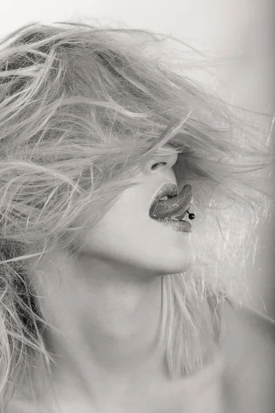 Güzellik moda sarışın siyah beyaz bir fotoğraf üzerine.