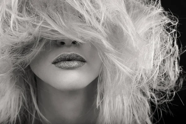 Güzellik moda sarışın siyah beyaz bir fotoğraf üzerine.
