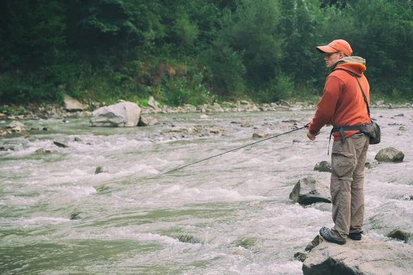 Pesca alla trota su un fiume di montagna. Pesca sportiva . — Foto Stock