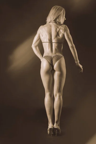 Corpo feminino bonito em roupas de treino — Fotografia de Stock