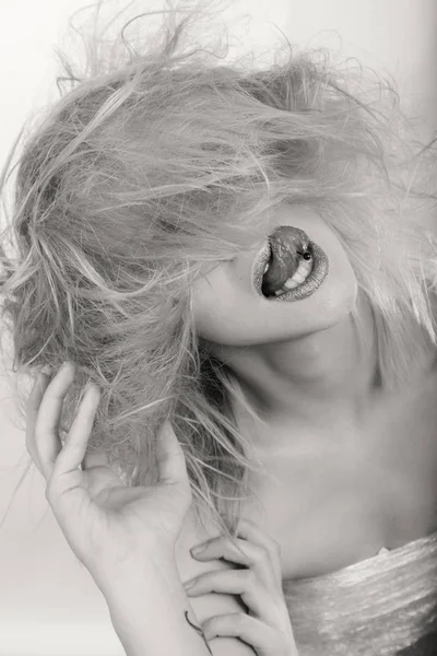 Güzellik moda sarışın siyah beyaz bir fotoğraf üzerine.