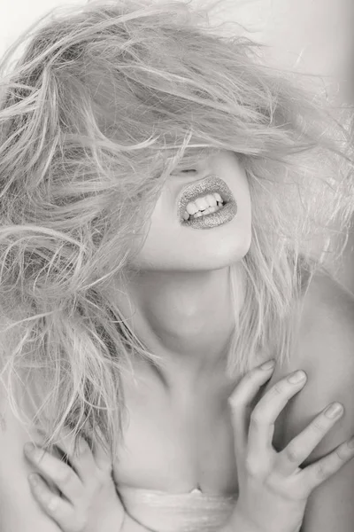 Красота моды блондинка на черно-белом фото . — стоковое фото