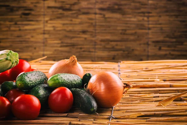 Bio-Gemüse auf dem Tisch — Stockfoto