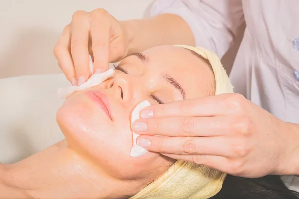 Cosmetic facial treatment at the spa. — Stock Photo, Image