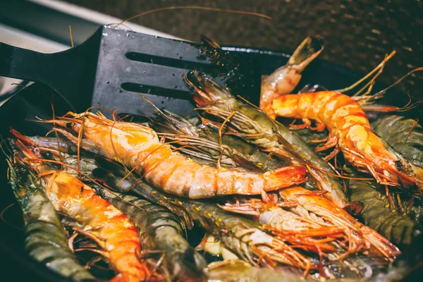 Langostinos tigre grandes, cocinar —  Fotos de Stock