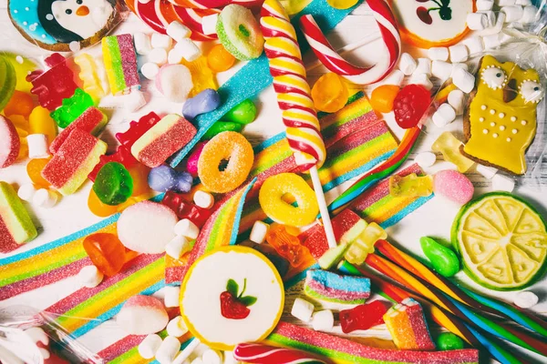 renkli şekerler ve arka plan olarak reçel