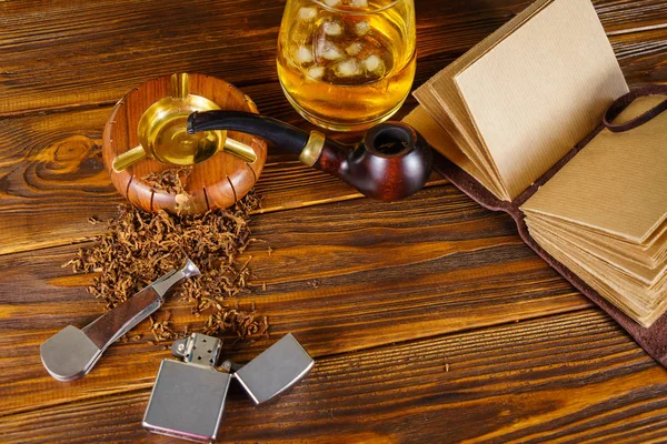 Background smoking pipe on a wooden background. — Stock Photo, Image