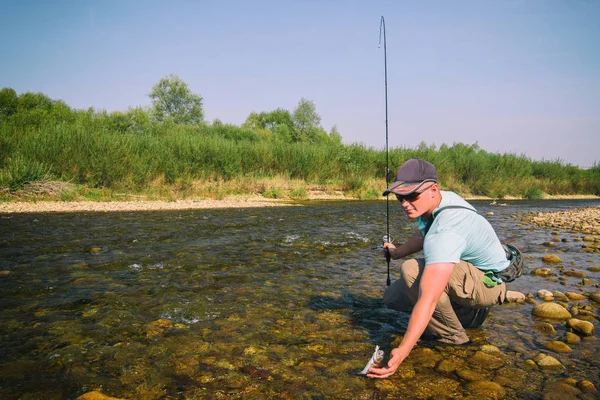 Pesca de truchas en el río — Foto de Stock